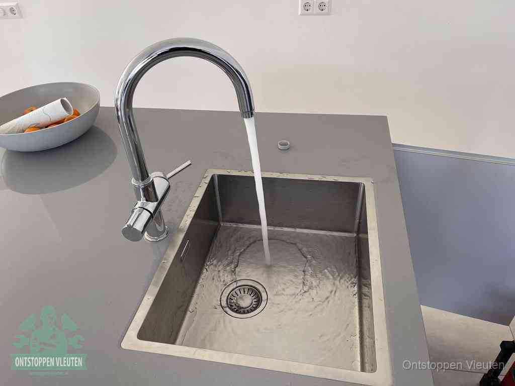 Een vrij doorstromende rvs spoelbak waar het water moeiteloos wegloopt, het resultaat van slim onderhoud dat geld bespaart in Vleuten