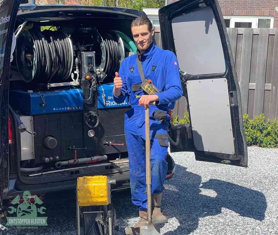 Een tevreden monteur met opgestoken duim na een geslaagde klus, slim ingrijpen bespaart kosten bij een verstopte wc in Vleuten