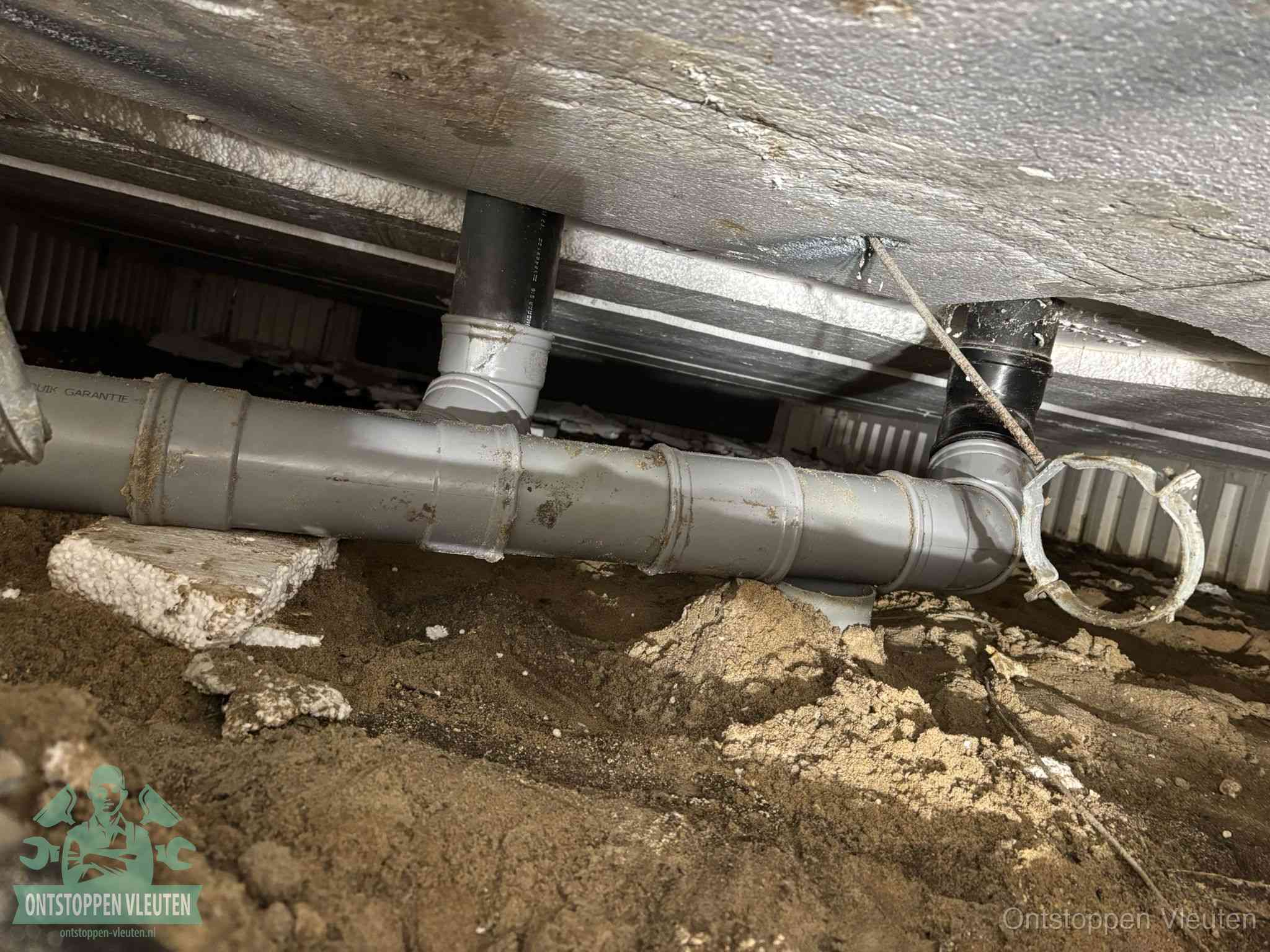 PVC-buizen in de kruipruimte van een gemengd of gescheiden rioolstelsel in Vleuten