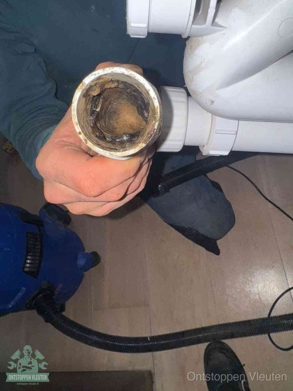 Een losgekoppeld afvoerbuisstuk dat van binnen volledig is dichtgeslibd, het gevolg van een verstopping te lang laten zitten in Vleuten