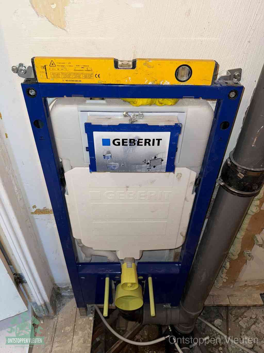 Een Geberit inbouwreservoir met frame voor een hangtoilet tegen de wand, met de afvoerbocht naar de vloer, kenmerkend voor een verstopt hangtoilet in Vleuten