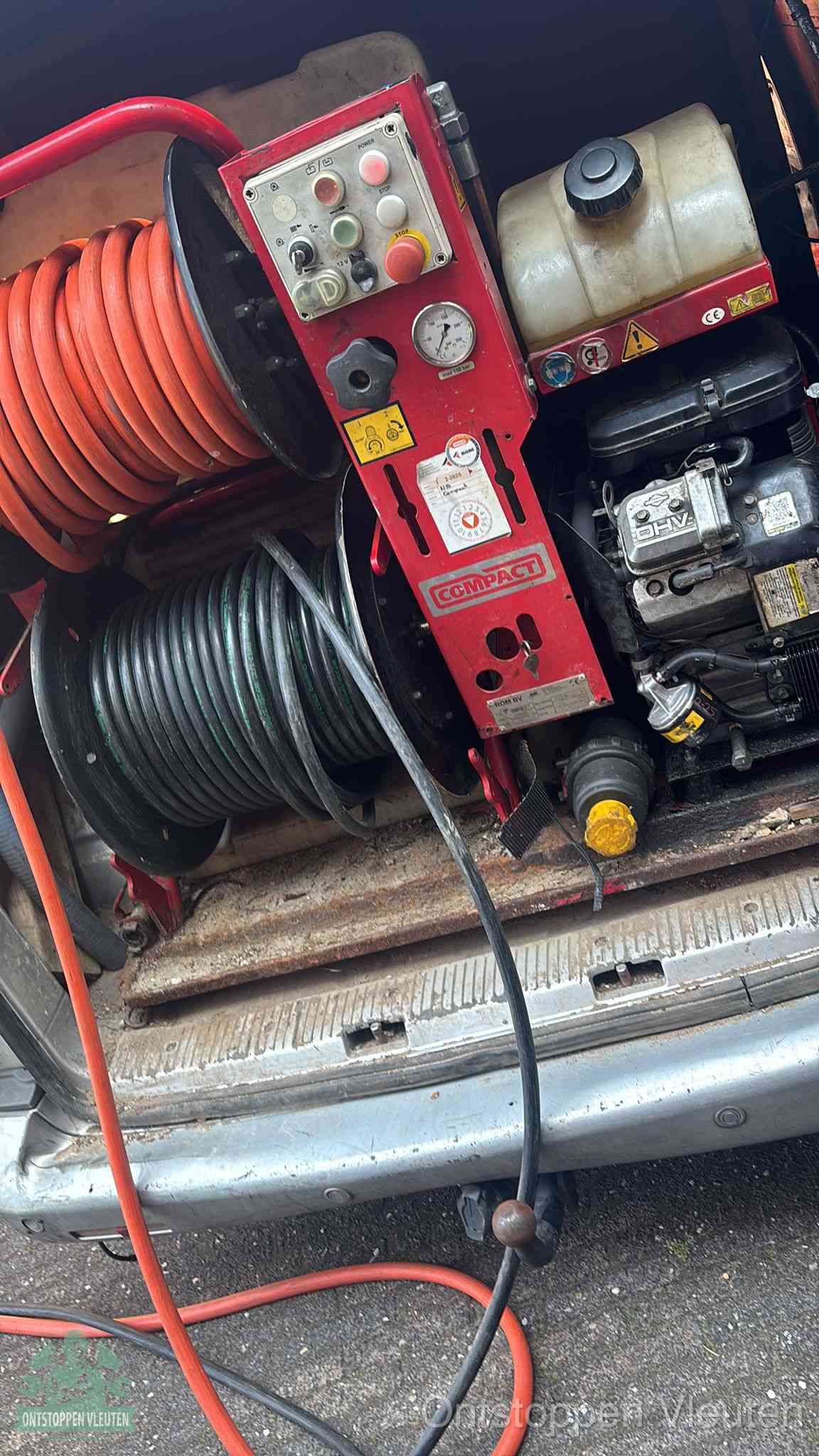 Hogedrukreiniger met slanghaspels in de bus voor het ontstoppen van het riool in Vleuten