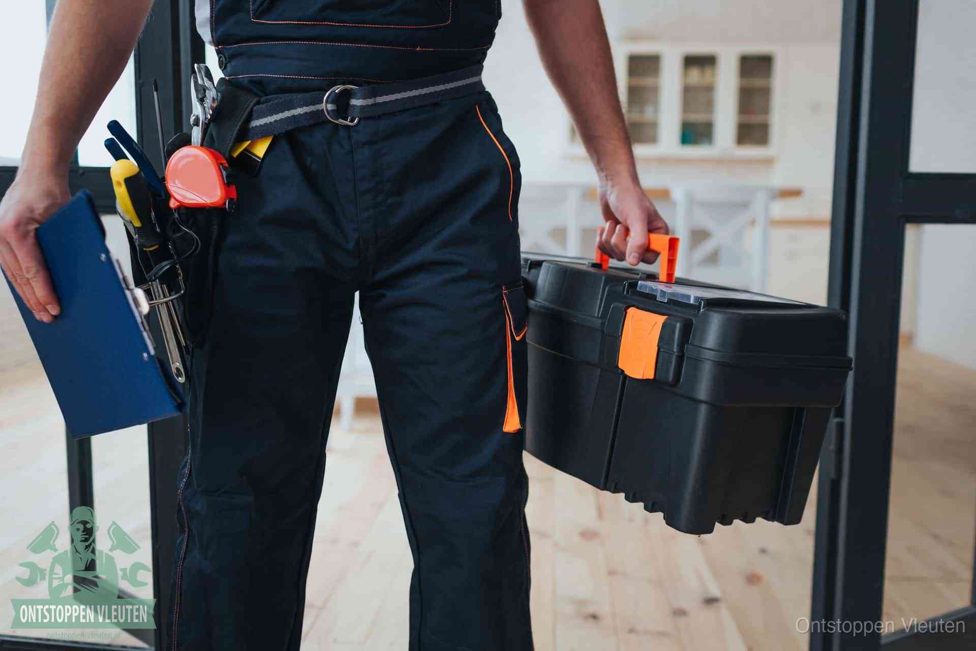 Een monteur met gereedschapsriem en klembord, klaar om een transparante prijs voor het afvoer ontstoppen in Vleuten te geven