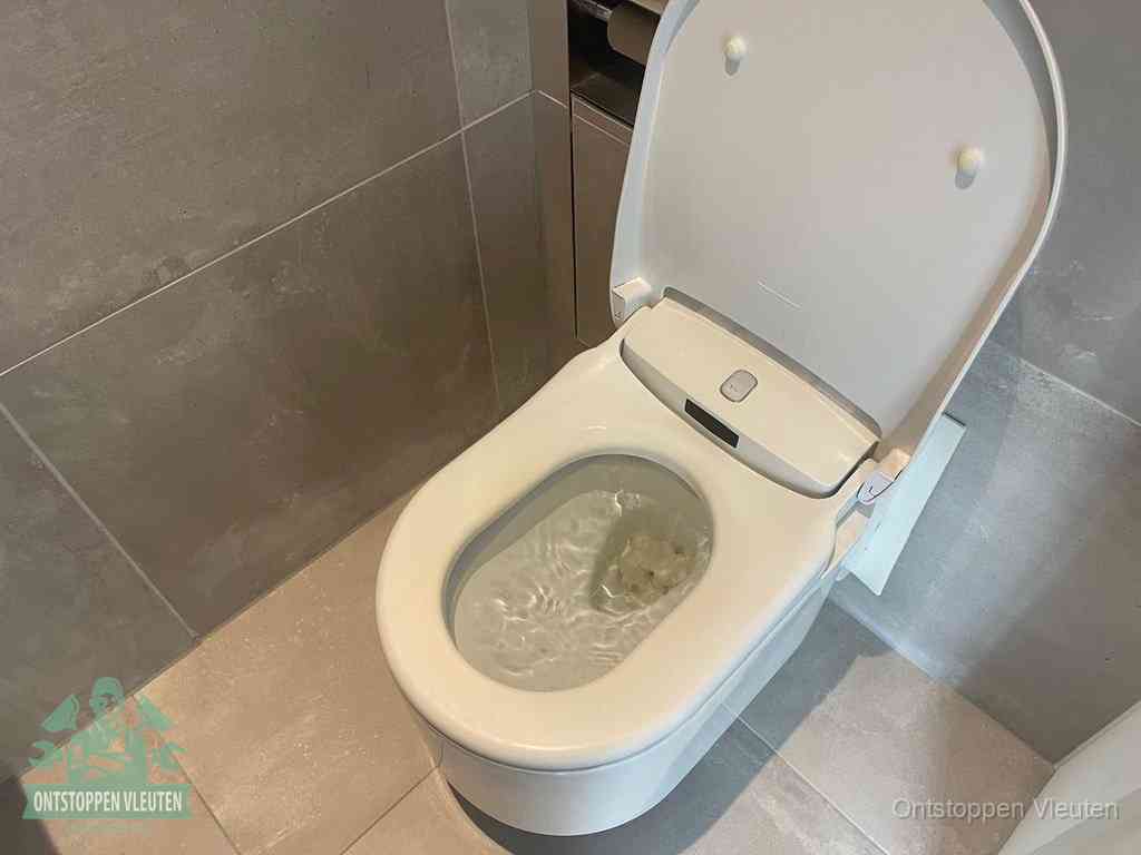 Een toiletpot vol troebel water met drijvend papier en restanten, de meest voorkomende oorzaak van een verstopte wc in Vleuten