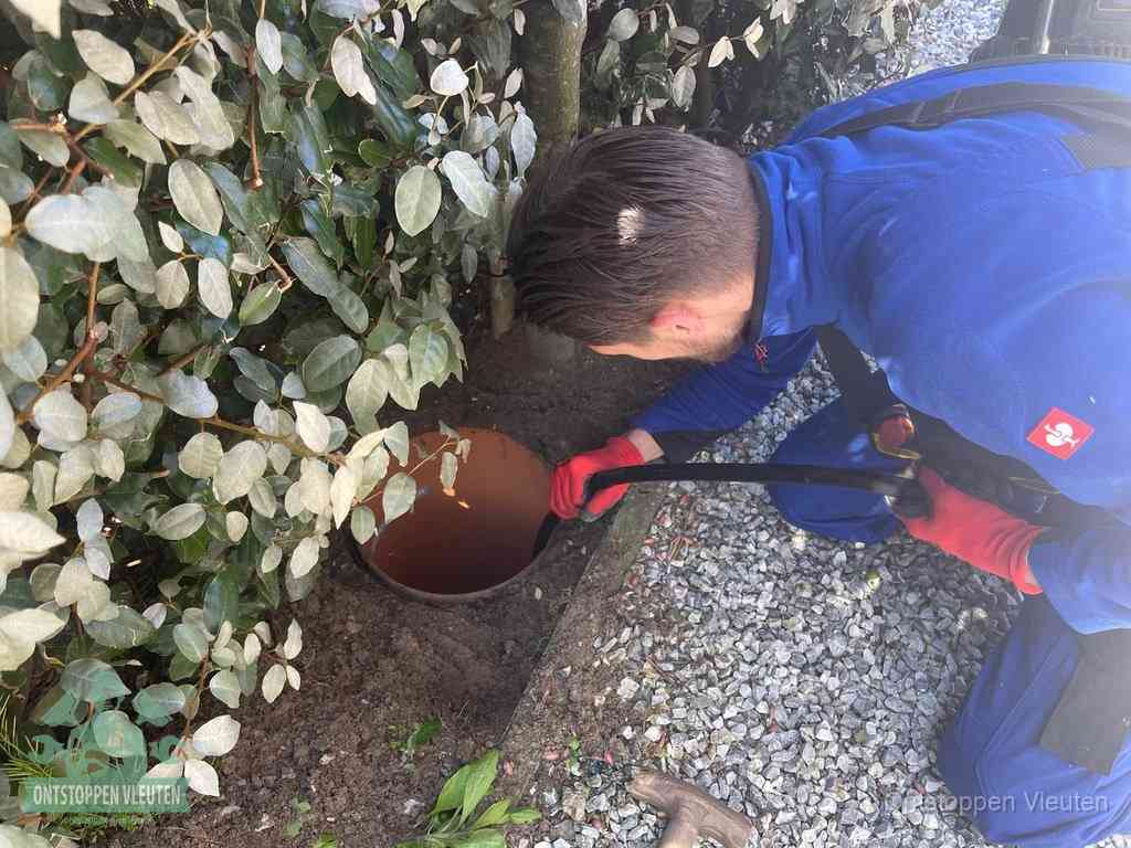 Monteur reinigt een rioolput met een slang, periodieke rioolreiniging in Vleuten