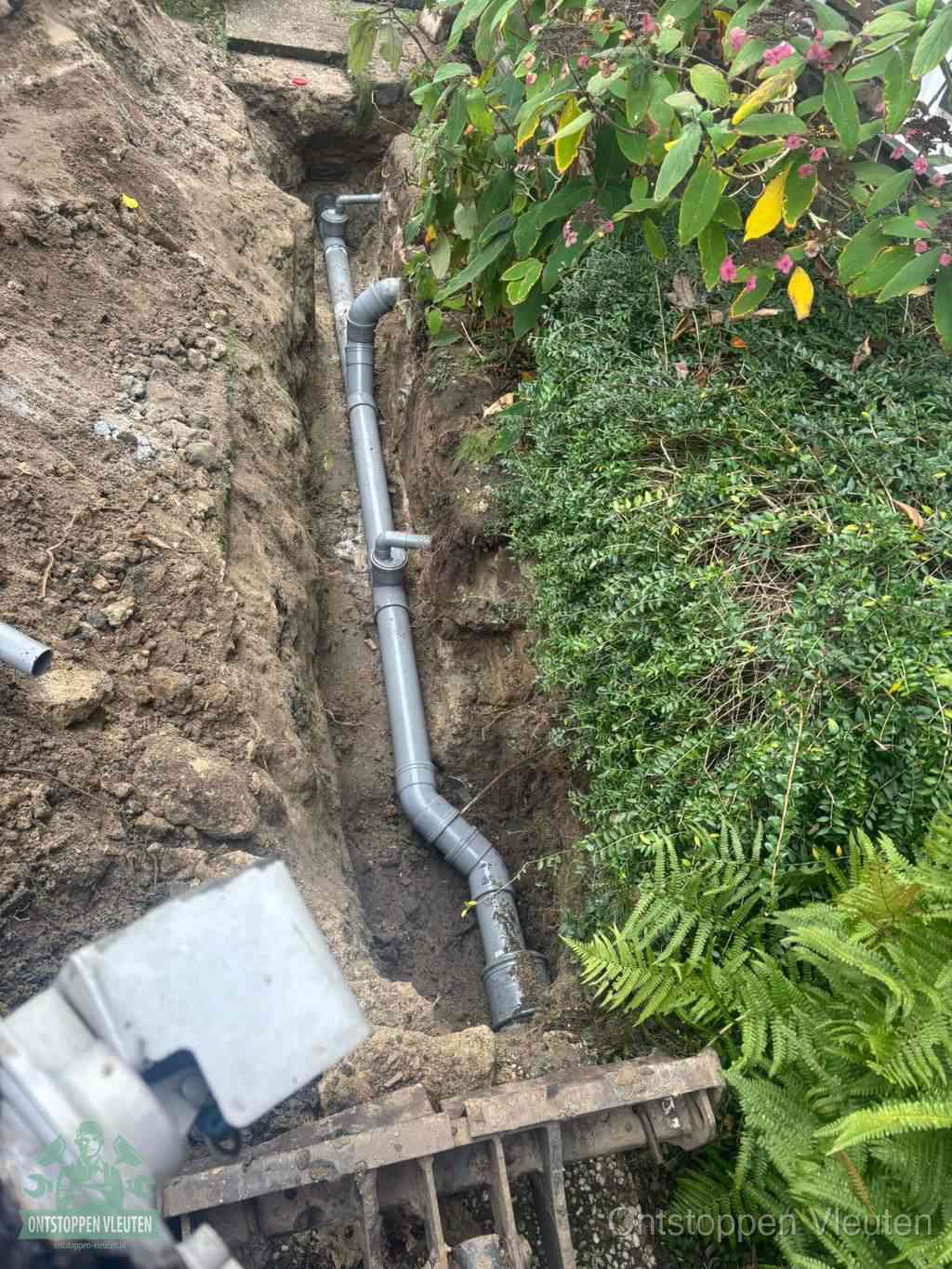 Open sleuf met nieuwe PVC-buizen, riool repareren en vervangen in Vleuten
