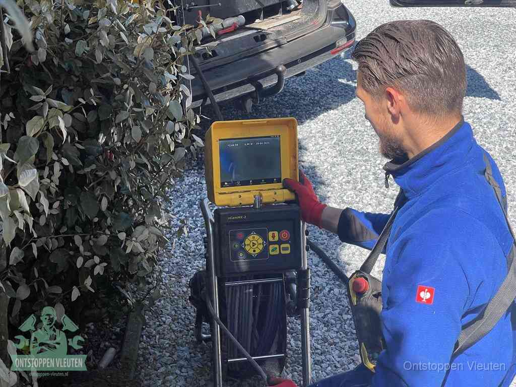 Monteur bedient een rioolinspectiecamera met monitor voor rioolinspectie in Vleuten