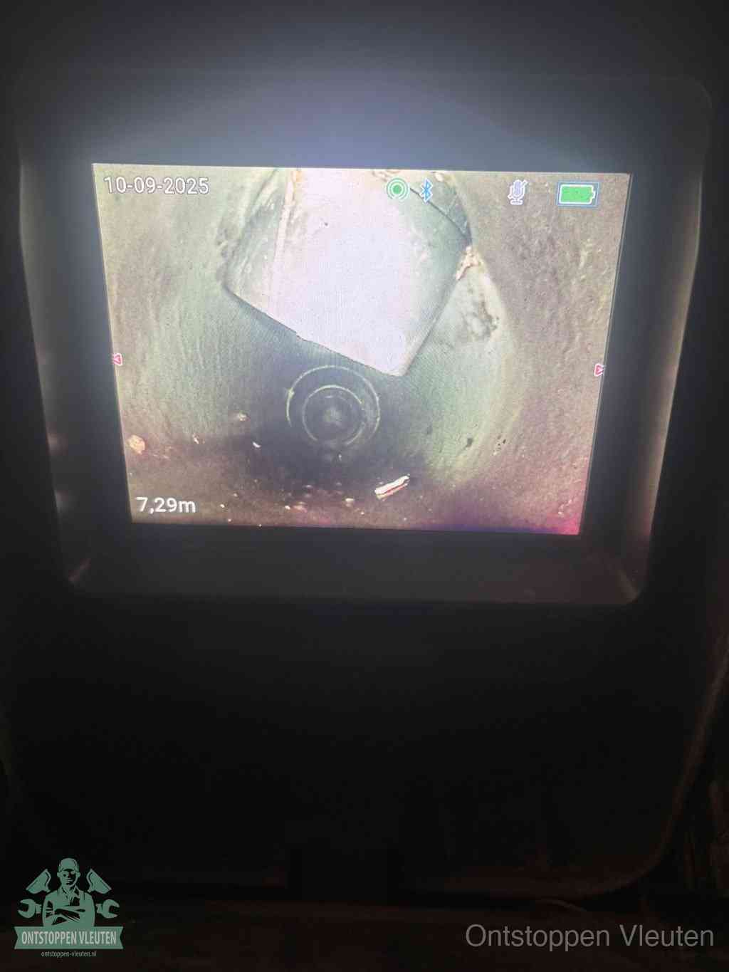 Camerabeeld van een verzakte rioolbuis diep onder de grond, een rioolverzakking in Vleuten