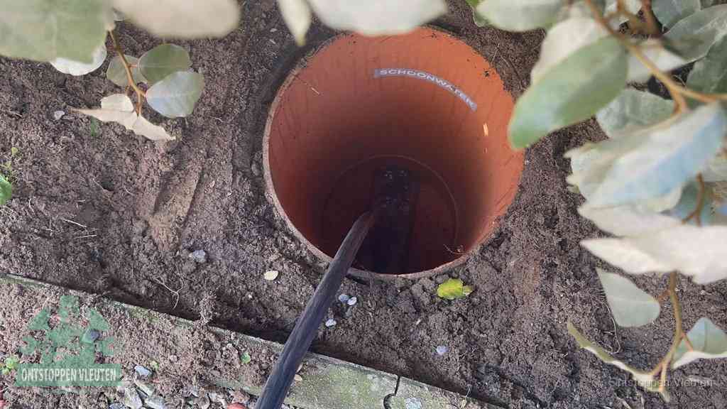 Open inspectieput in de tuin waar een veer rioolvliegjes en stankoverlast aanpakt in Vleuten