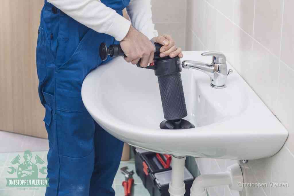 Een te ruwe doe-het-zelf poging met een handmatige perslucht-ontstopper op een sanitair-afvoer, een van de veelgemaakte fouten bij wc ontstoppen in Vleuten