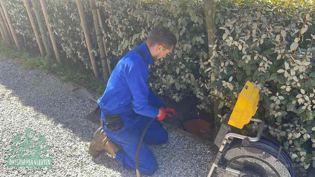 Monteur aan het werk bij een rioolput, de werkwijze voor riool ontstoppen in Vleuten