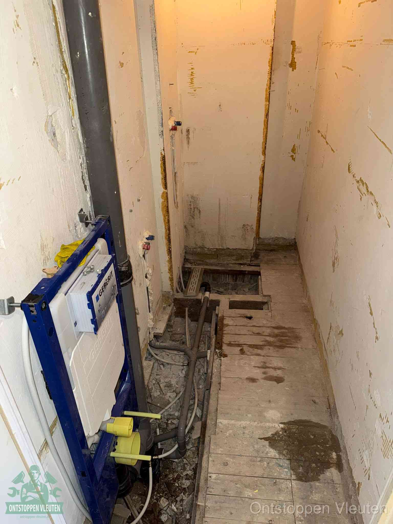 Een opgebroken toiletruimte tijdens renovatie met een Geberit inbouwreservoir en blootliggende oude afvoerleidingen, typisch voor oudere woningen in Vleuten