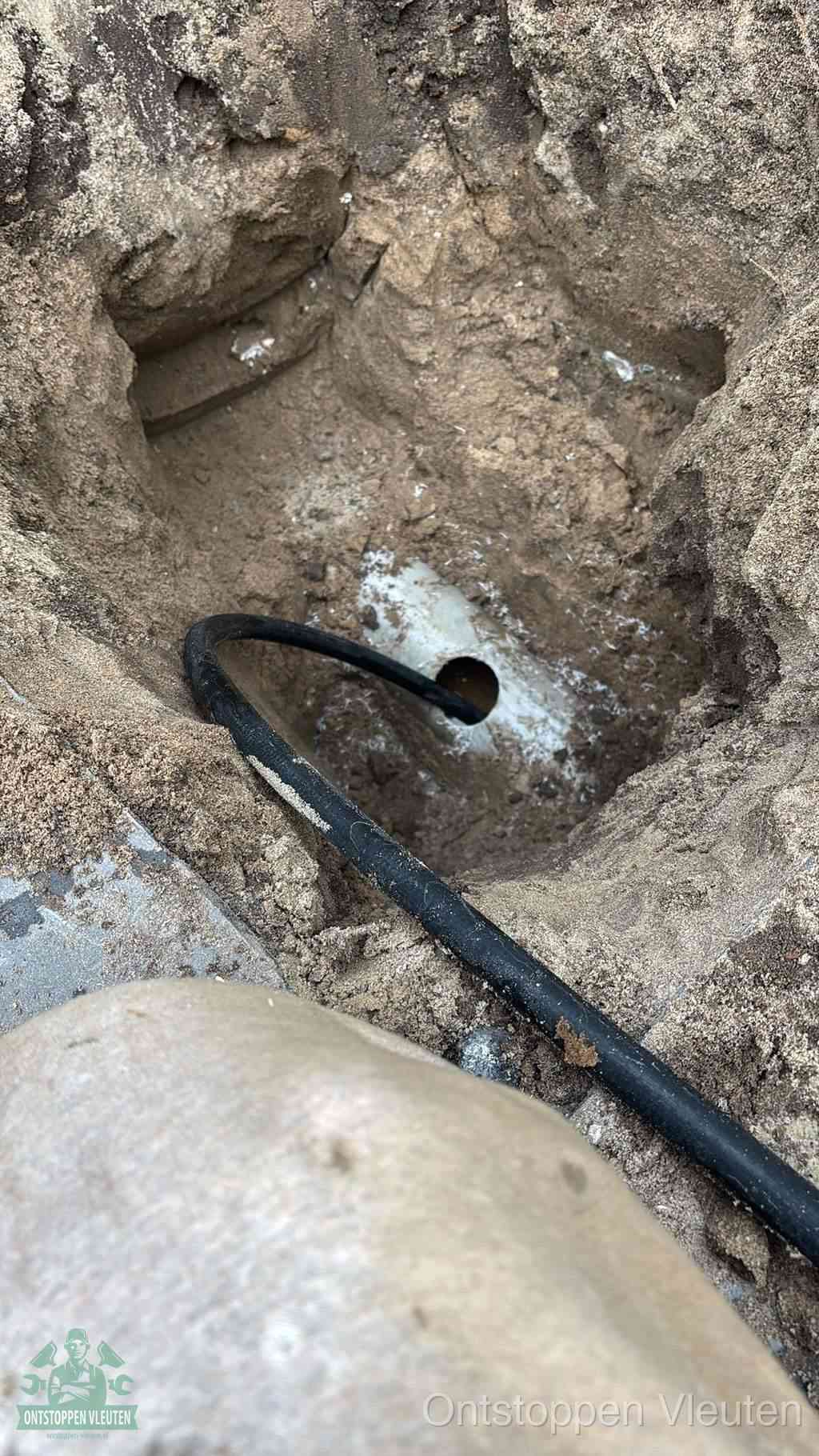 Uitgegraven rioolbuis in de grond, hulp om zelf het riool te ontstoppen in Vleuten